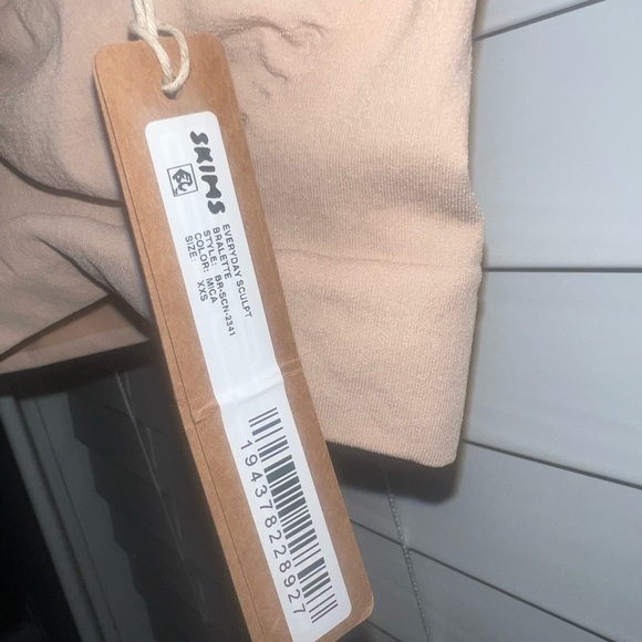 SKIMS Everyday Sculpt Bralette - Picture 2 of 3